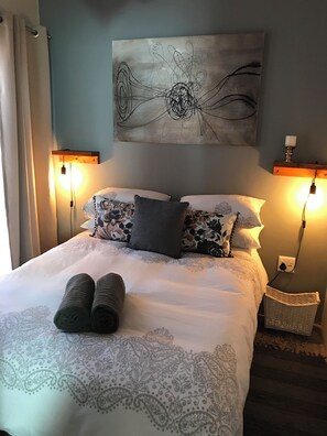 Standard Apartment | Egyptian cotton sheets, premium bedding, individually decorated - 28 La Rochelle Bed & Breakfast (Kimberley)