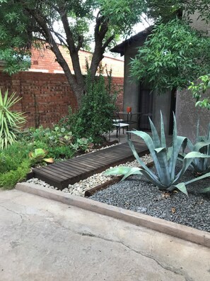 Terrace/patio - 28 La Rochelle Bed & Breakfast (Kimberley)