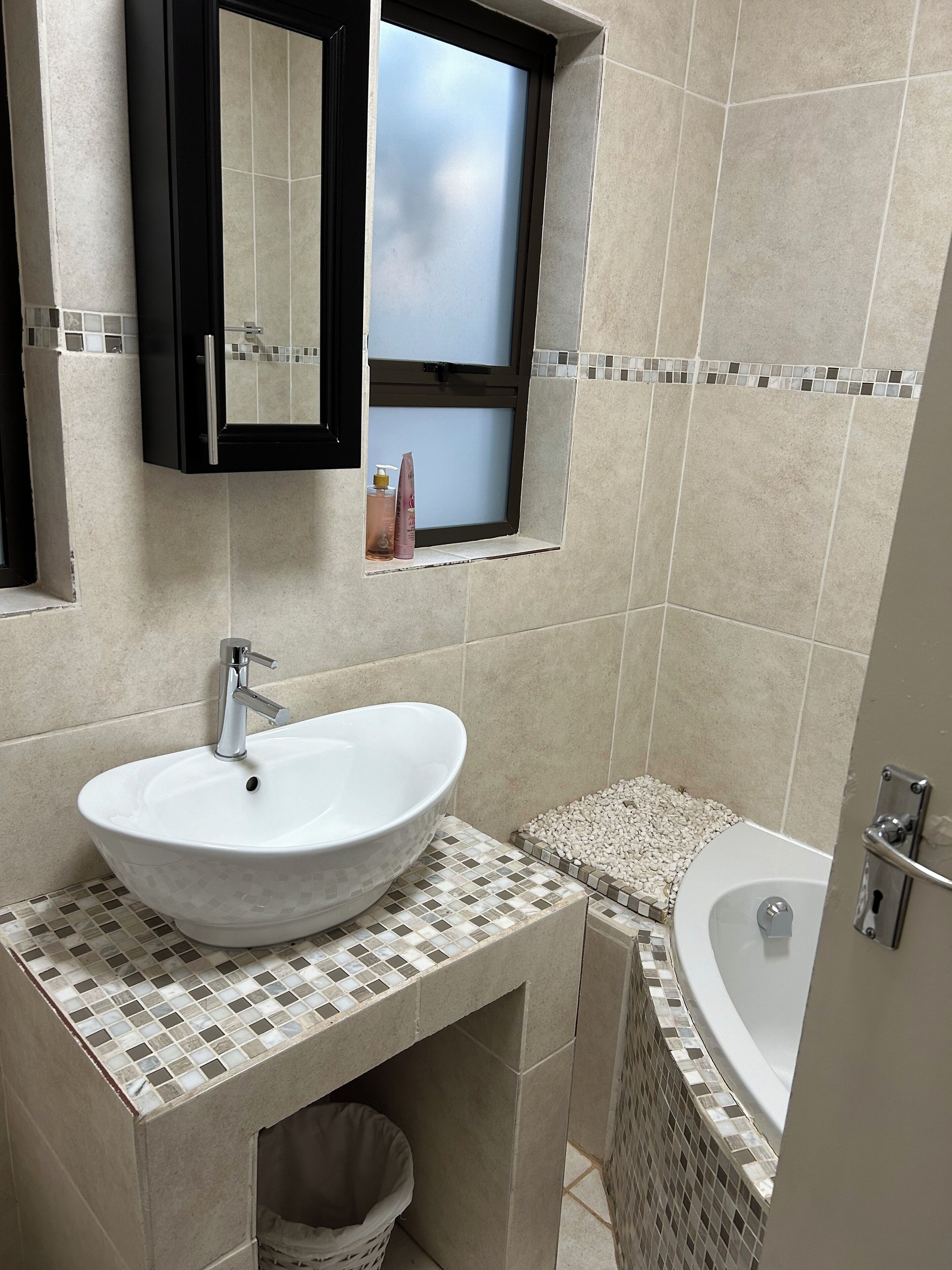 Standard Room, Garden View | Bathroom | Free toiletries, towels, soap, shampoo