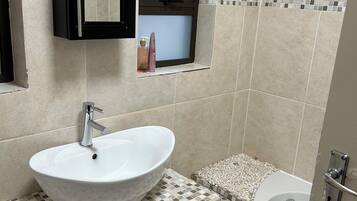 Standard Room, Garden View | Bathroom | Free toiletries, towels, soap, shampoo