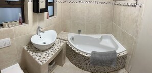 Phòng Tiêu chuẩn, quang cảnh vườn | Phòng tắm | Đồ dùng nhà tắm miễn phí, khăn tắm, xà phòng, dầu gội 