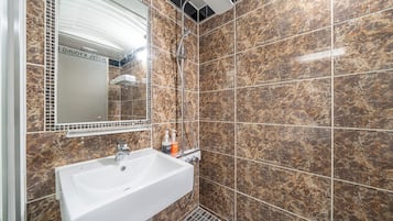 Standard Twin Room | Bathroom | Hair dryer, slippers