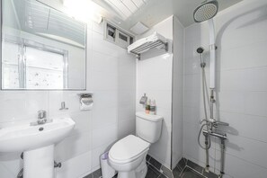Bathroom - Kyoung Dong Hotel (Seoul)