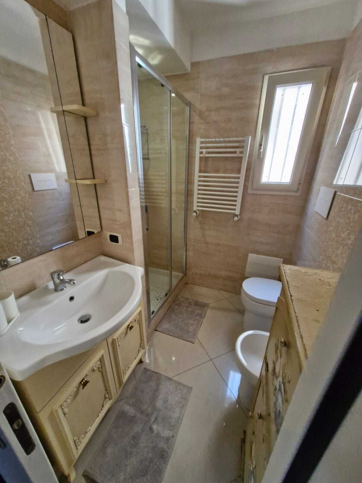 Dusche, Whirlpool, Haartrockner, Bidet