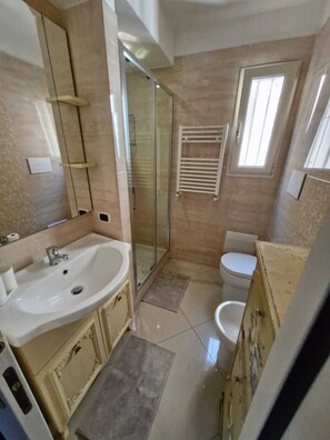 Chuveiro, banheira de hidromassagem, secador de cabelo, bidê