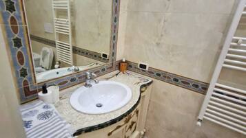 Doccia, vasca idromassaggio, asciugacapelli, bidet