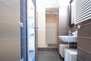 淋浴设施、吹风机、坐浴桶、毛巾