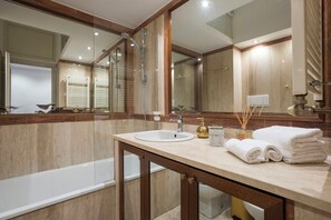 Haartrockner, Handtücher, Seife, Shampoo