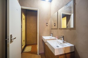 A bathroom with two sinks, a mirror, and a door leading to another room. - Stay in Yokohama Retro Old Town, film and drama locations! 5LDK, 100 sq.m. 5-minute walk to JR Kannai Station and 6 stations on 4 lines are available! (横浜市中区吉田町)