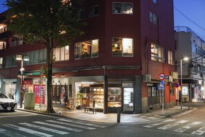 A multi-story building with a cafe on the ground floor, a vending machine, and a pedestrian crossing. - Stay in Yokohama Retro Old Town, film and drama locations! 5LDK, 100 sq.m. 5-minute walk to JR Kannai Station and 6 stations on 4 lines are available! (横浜市中区吉田町)