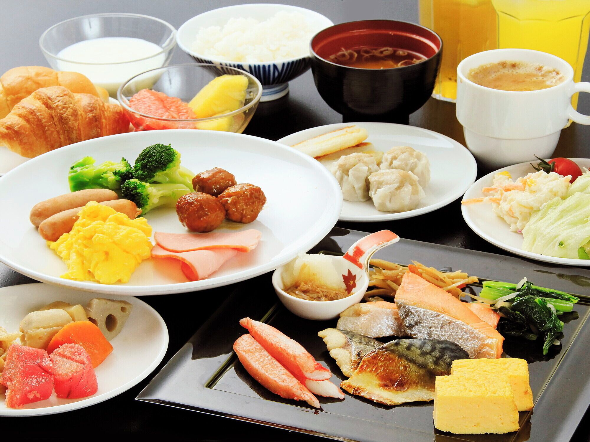 Daily buffet breakfast (JPY 2200 per person)