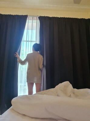 클래식 더블룸, 퀸사이즈침대 1개, 정원 전망 | 각각 다른 스타일의 인테리어, 각각 다르게 가구 비치, 책상, 노트북 작업 공간