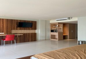 Kamar Double Standar | Meja kerja, ruang kerja ramah laptop, Wi-Fi gratis, dan seprai linen