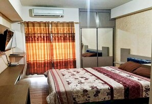 Kamar Double Standar | Meja kerja, ruang kerja ramah laptop, Wi-Fi gratis, dan seprai linen