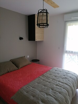 2 habitaciones y tabla de planchar con plancha 