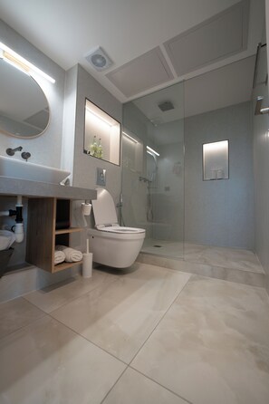 Luxury Apartment | Bathroom | Shower, hydromassage showerhead, hair dryer, towels - Panoramic Sea View Luxury Suite (Netanya)