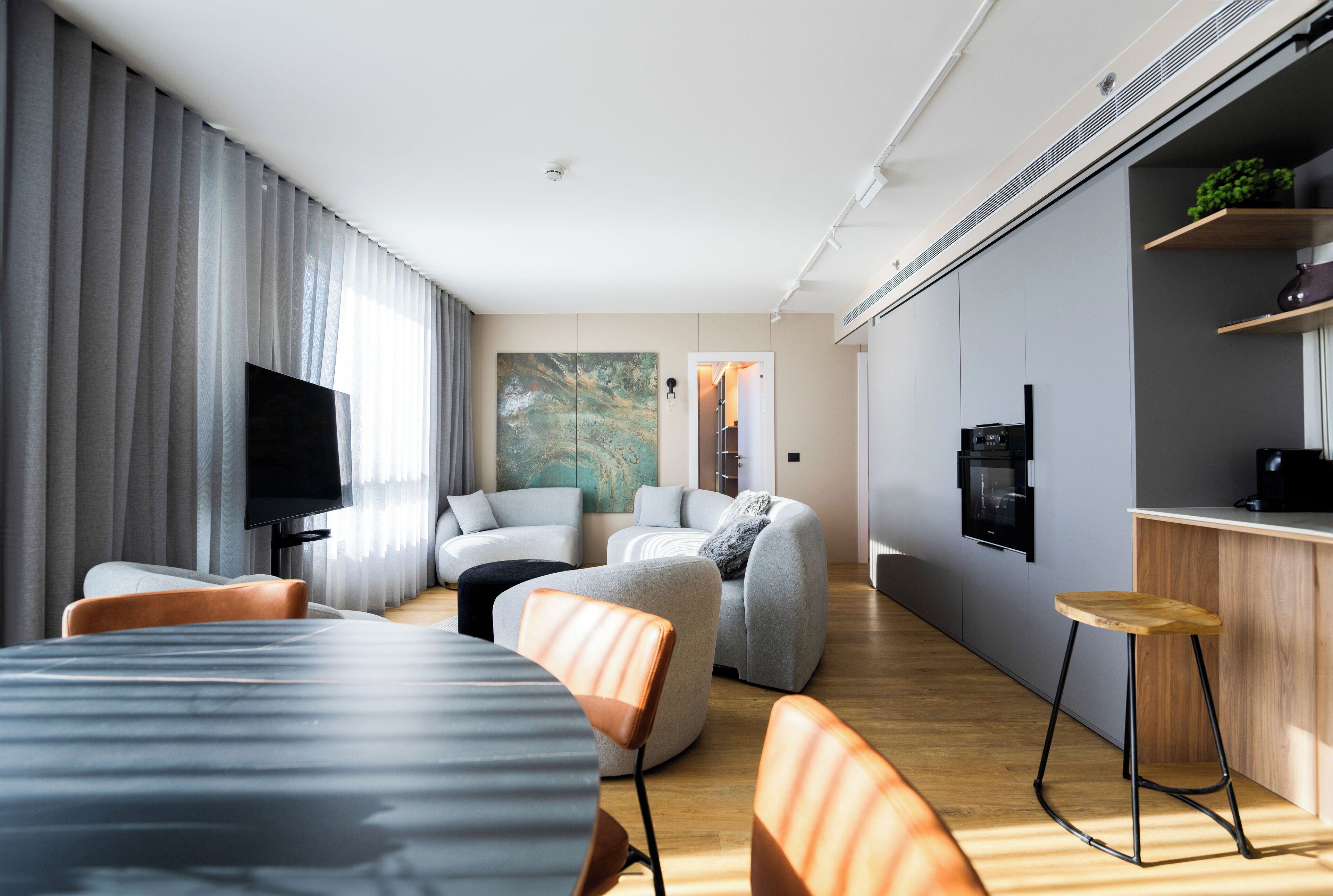 Appartement luxueux | Aire de séjour | Téléviseur à écran plat de 60 po avec télévision par câble