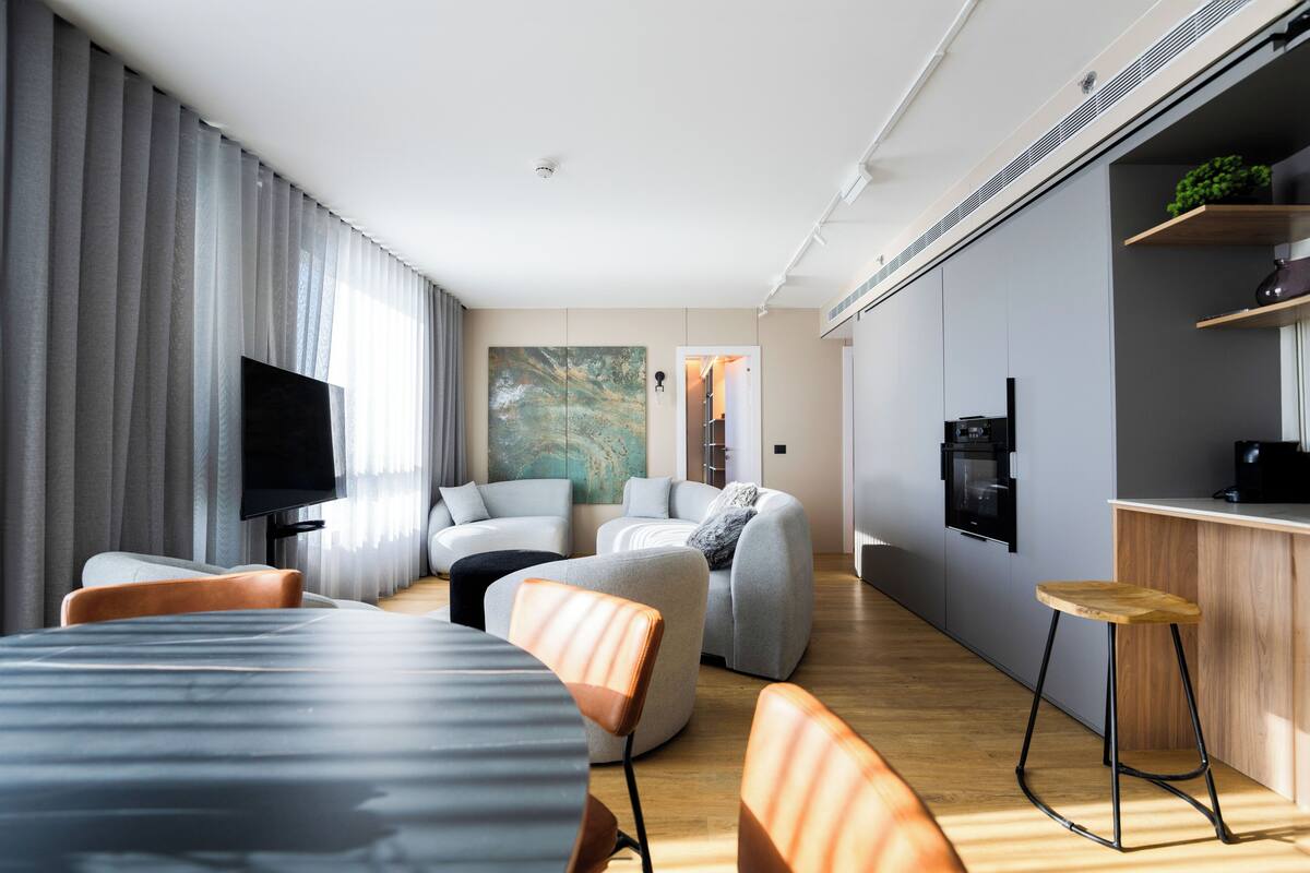 Appartement luxueux | Aire de séjour | Téléviseur à écran plat de 60 po avec télévision par cùble