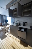 Luxus apartman | Privát konyha | Nagyméretű hűtő/fagyasztó, mikrohullámú sütő, sütő és főzőlap
