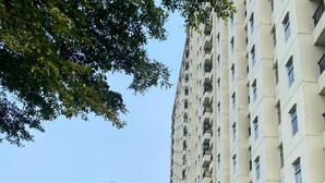 Un immeuble à plusieurs étages doté d’une façade sobre, de grandes fenêtres et d’un espace d’entrée abrité.
