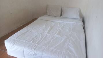 Basic Double Room | Laptop workspace, free WiFi, bed sheets