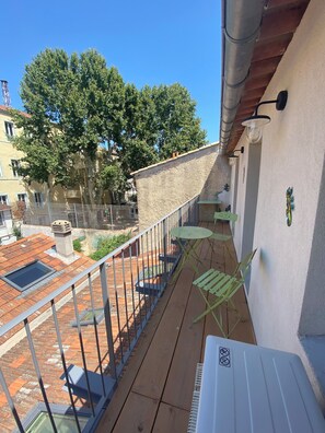 Outdoor dining - Quiet location in the heart of Marseille, near La Plaine and Cours Julien. (Marseille)