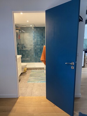 Shower, hair dryer, towels, toilet paper - Quiet location in the heart of Marseille, near La Plaine and Cours Julien. (Marseille)