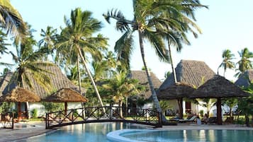 2 outdoor pools