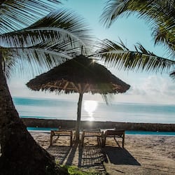 Pantai persendirian, pasir putih, tuala pantai
