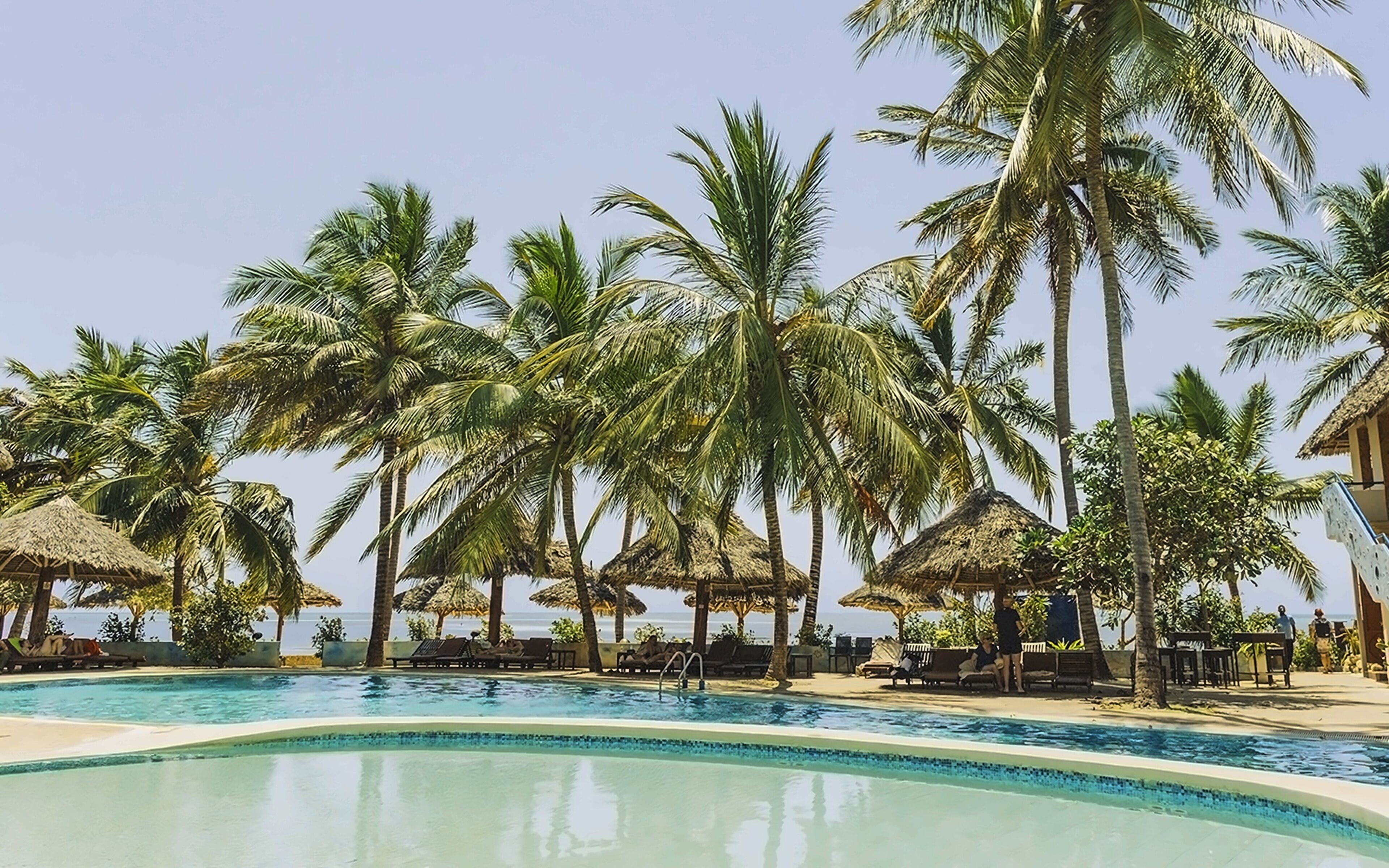 2 hồ bơi ngoài trời 