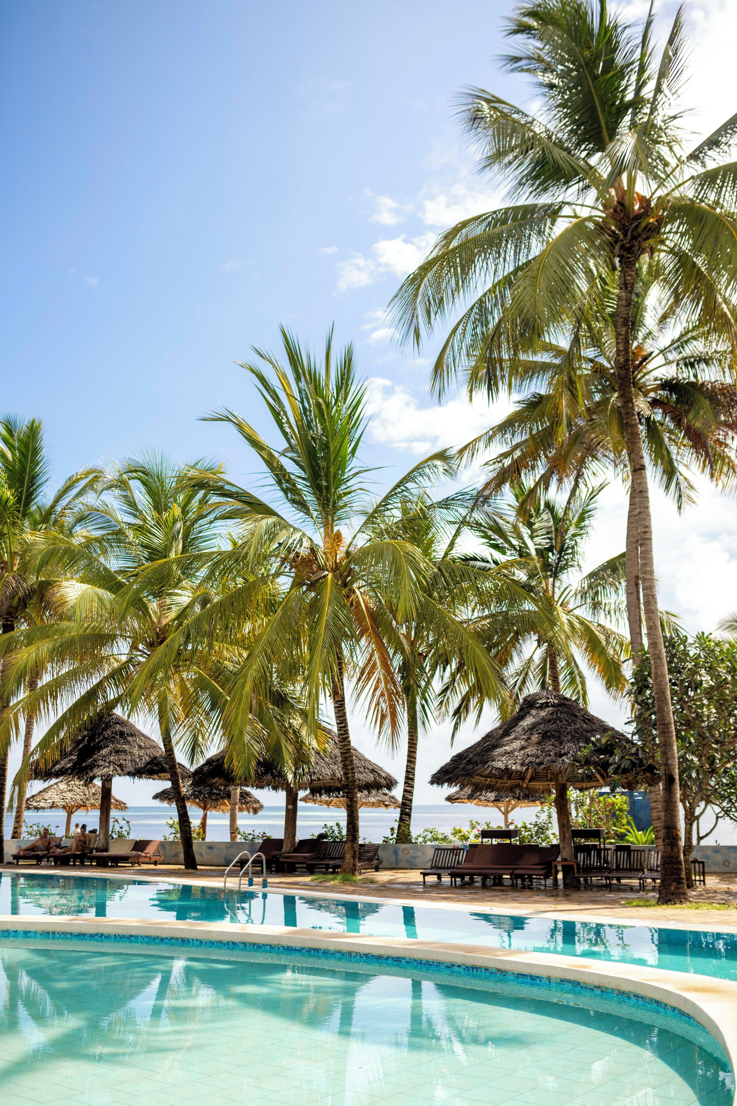 2 من حمّامات السباحة الخارجية