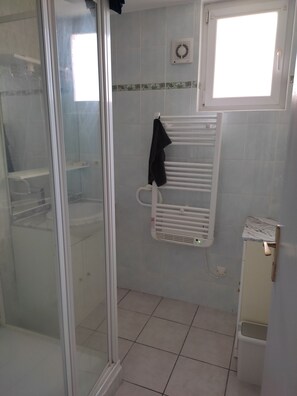 Dusche, Haartrockner, Handtücher, Toilettenpapier