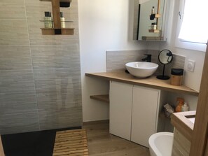 Dusche, Haartrockner, Bidet, Handtücher