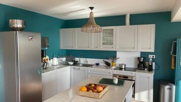 Réfrigérateur, micro-ondes, four, plaque de cuisson