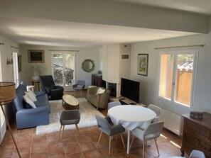 Télévision, cheminée, chaîne hi-fi, imprimantes