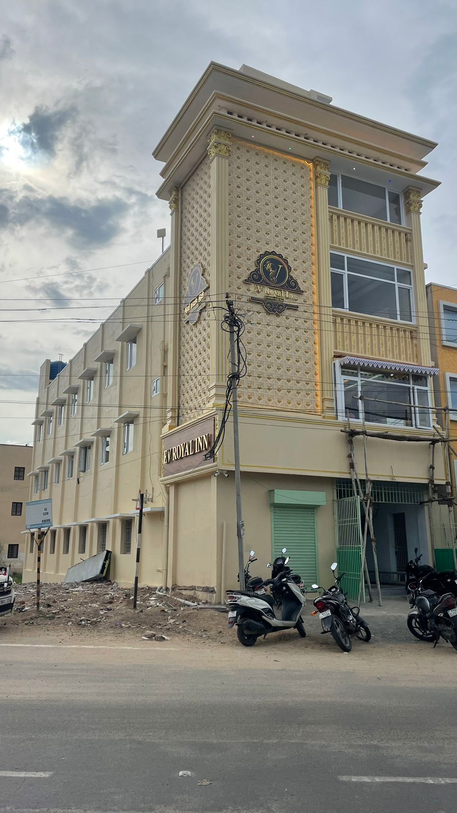 Un edificio con un letrero que dice 'ROYAL INN' y una fachada con diseño.