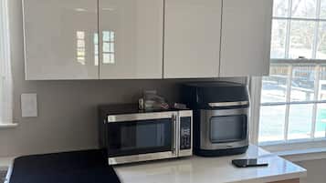 Geladeira, micro-ondas, fogão, cooktop