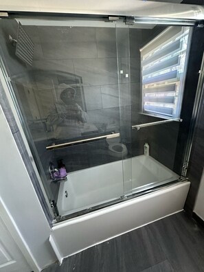 Hair dryer, towels, soap, shampoo - POOL, 5-bedroom in jersey Shore, Grill , AC, WiFi, Parking, TV, Gaming, Full Kit (Long Branch)