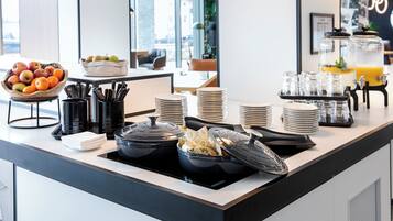 Tägliches Frühstücksbuffet (17 EUR pro Person)