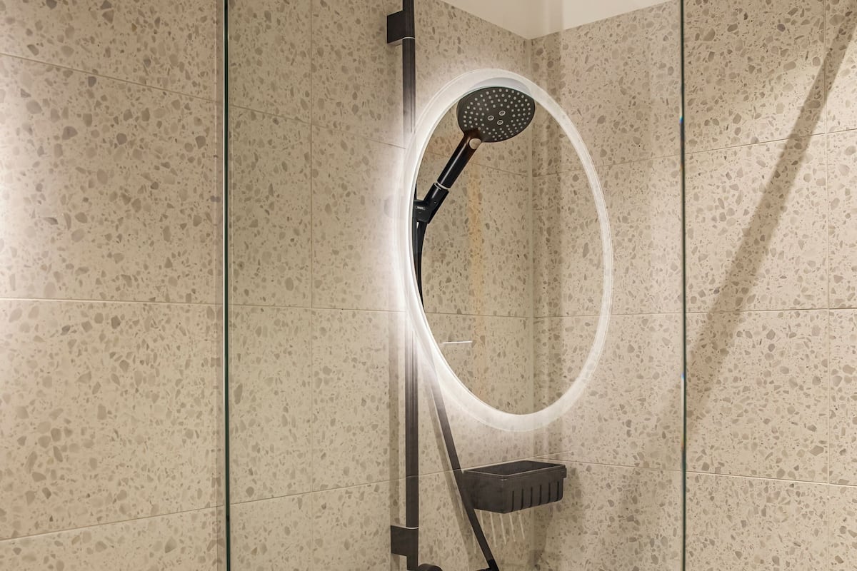 Studio | Kylpyhuone | Suihku, hiustenkuivaaja, pyyhkeet, vessapaperi