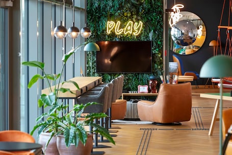 Lobby. LOGINN Hotel Köln Airport