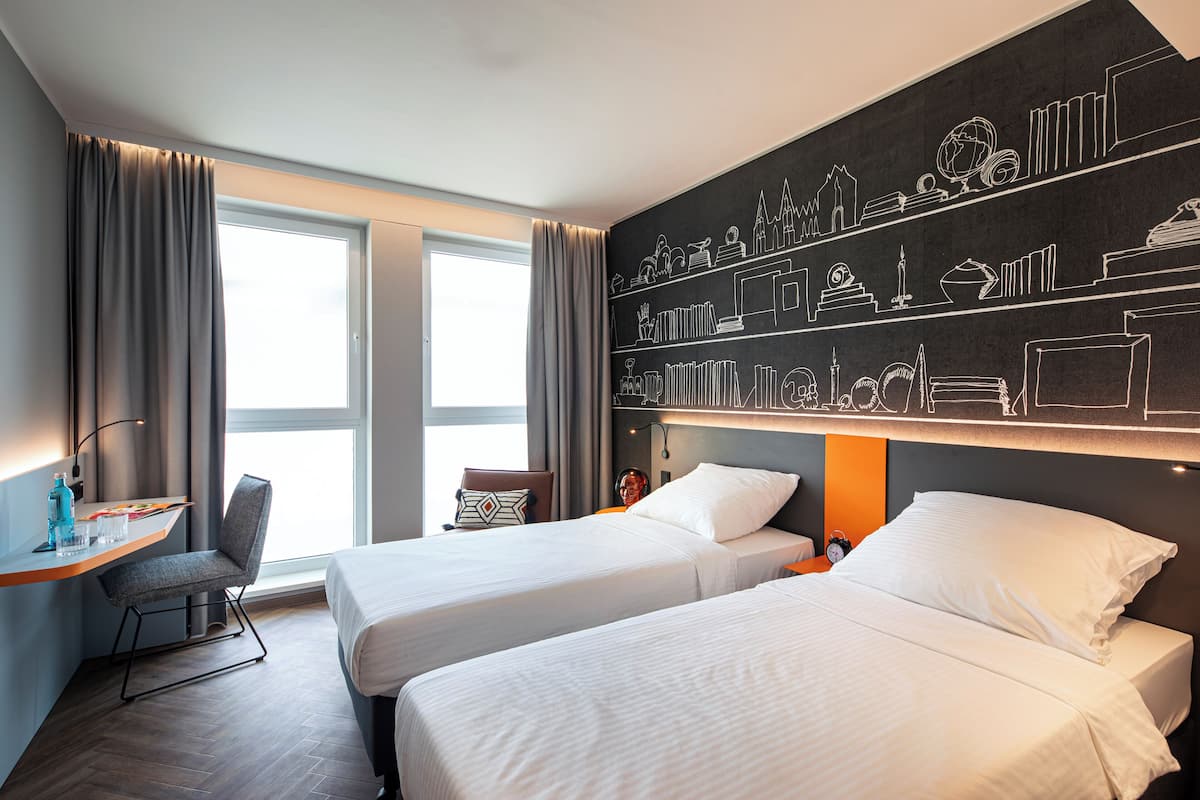 Superior Twin Room | Desk, laptop workspace, WiFi (free), bed sheets