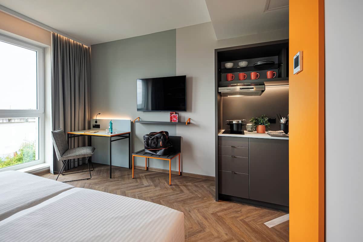 Studio | Desk, laptop workspace, WiFi (free), bed sheets