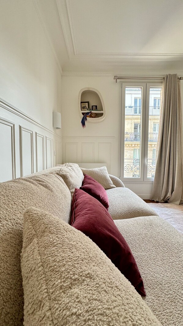 Interior - Elegant and bright near Canal Saint-Martin (Paris)