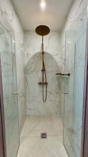 Een douche, een haardroger, handdoeken, zeep