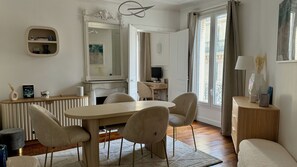 Dining - Elegant and bright near Canal Saint-Martin (Paris)