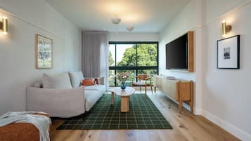 Two-Bedroom Apartment with Sofa Bed | Área de estar | TV