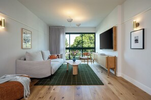 Two-Bedroom Apartment with Sofa Bed | Vardagsrum | Tv