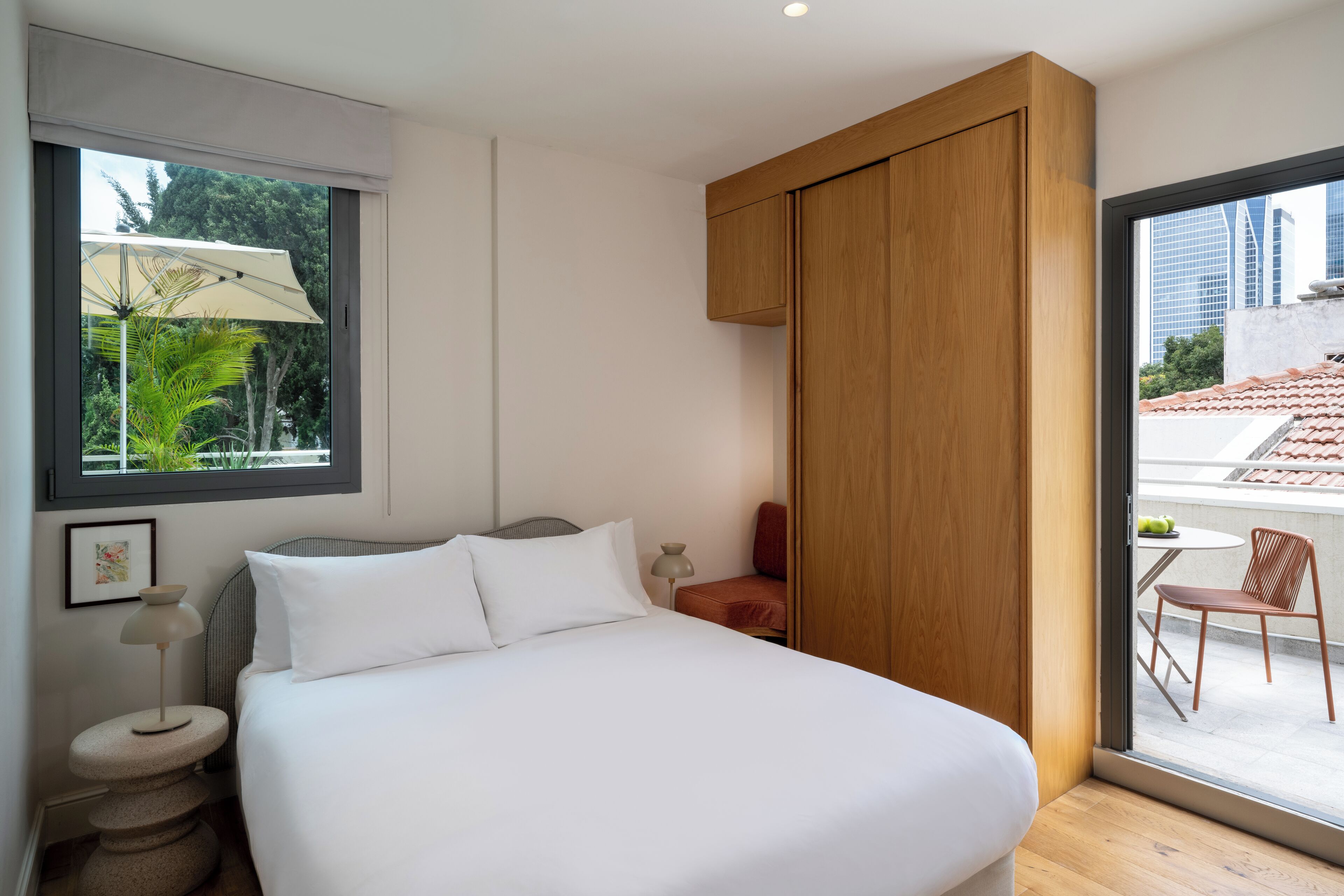 One-Bedroom Apartment with Big Terrace & Sofabed | Värdeförvaringsskåp på rummet, skrivbord och arbetsyta för laptop