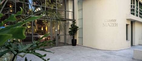 Un edificio moderno con fachada de vidrio y un cartel que dice "master MAZEH".